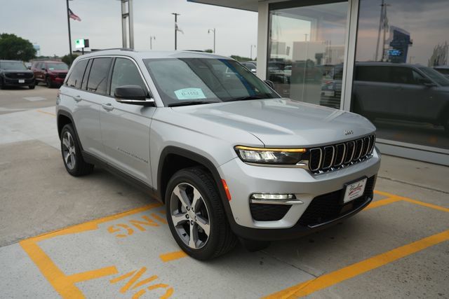 Used 2023 Jeep Grand Cherokee Limited w/ Luxury Tech Group II AWD/4WD image 32
