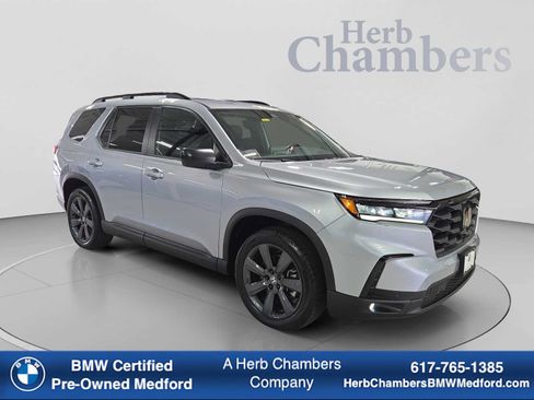 Used 2025 Honda Pilot Sport image 1