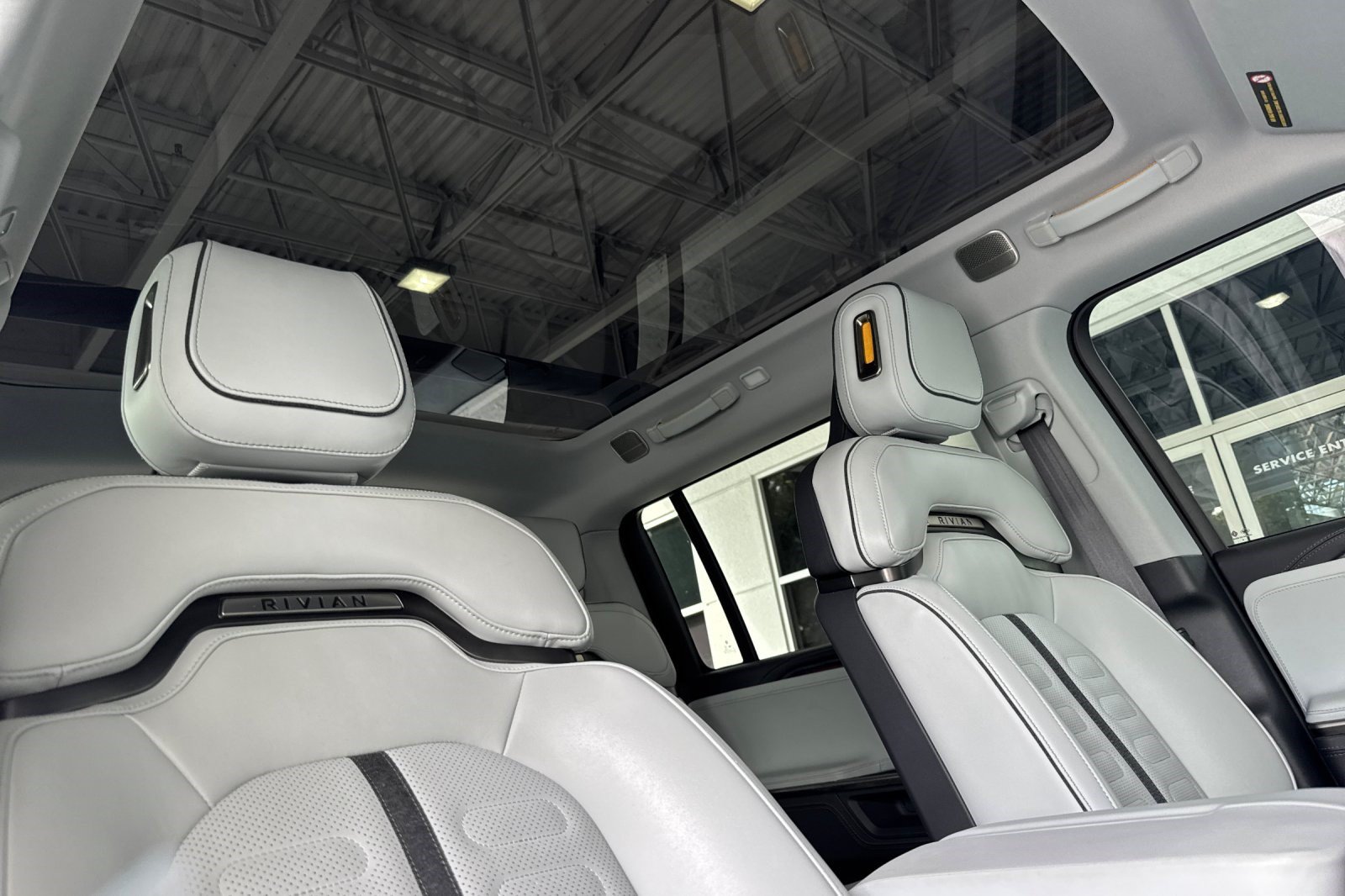 Used 2025 Rivian R1S Adventure Dual AWD/4WD image 22