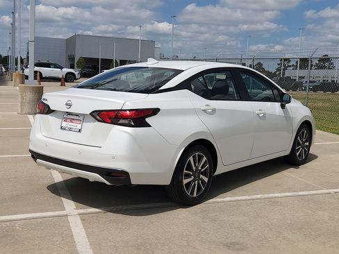 Used 2025 Nissan Versa SV image 5