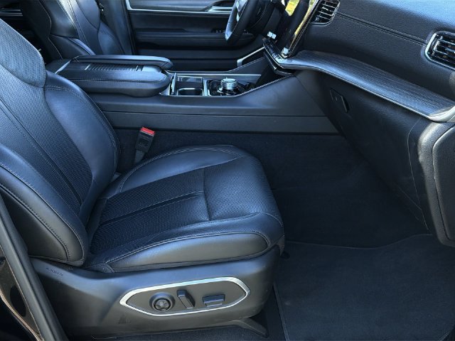 Used 2024 Jeep Wagoneer L Series II w/ Flexible Seating Group AWD/4WD image 34