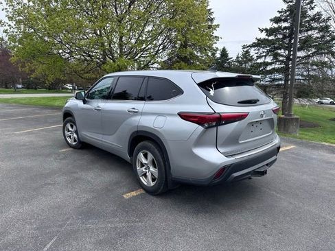 Used 2022 Toyota Highlander LE AWD/4WD image 5