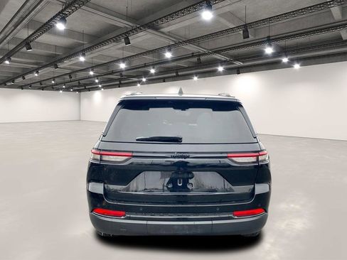 Used 2023 Jeep Grand Cherokee Altitude image 6