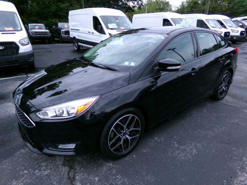 Used 2016 Ford Focus SE w/ SE Sport Package FWD image 5
