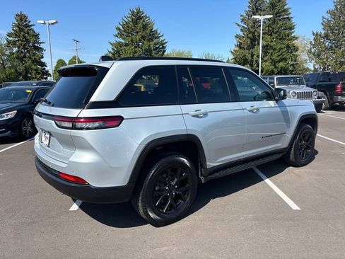 Used 2024 Jeep Grand Cherokee Altitude AWD/4WD image 28