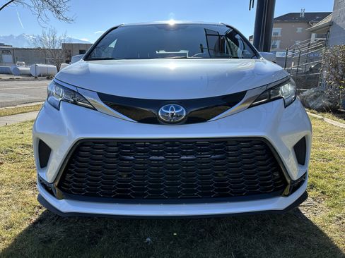 Used 2025 Toyota Sienna Limited image 14