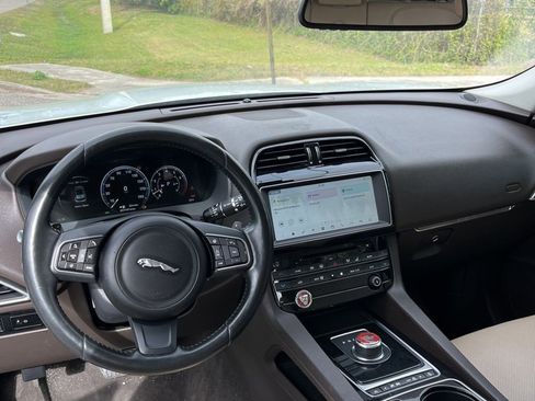 Used 2017 Jaguar F-PACE Prestige image 9