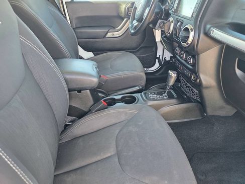 Used 2018 Jeep Wrangler Sahara w/ Connectivity Group AWD/4WD image 20