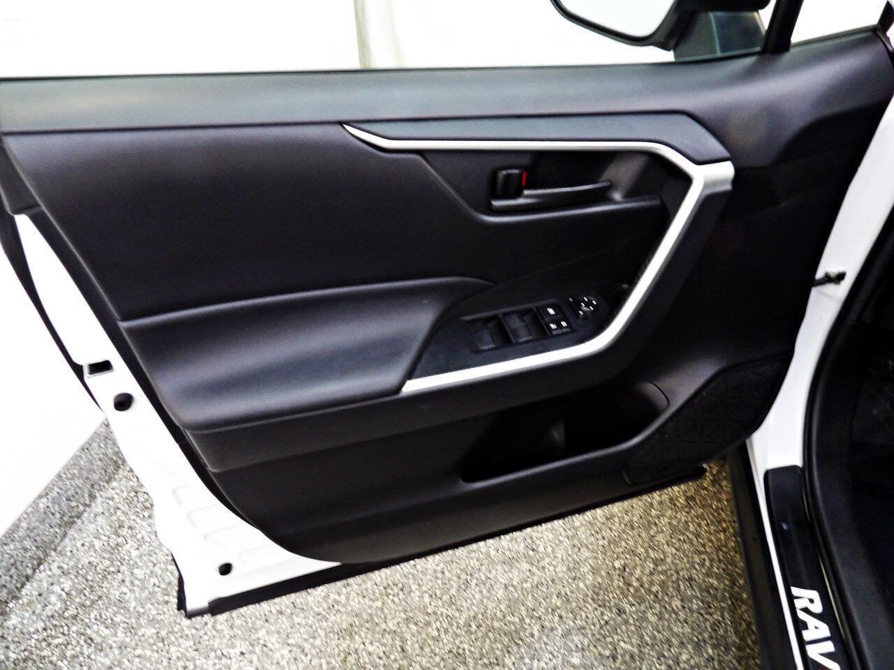 Used 2021 Toyota RAV4 LE FWD image 7