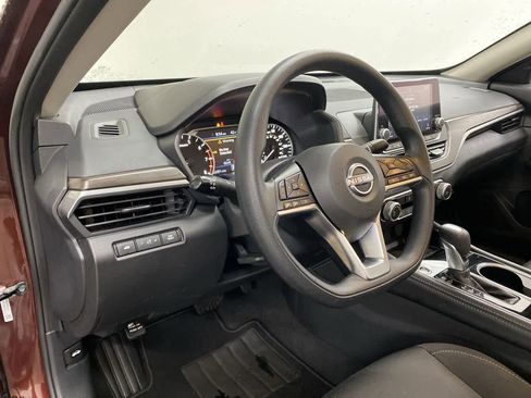 Used 2023 Nissan Altima 2.5 SV image 2