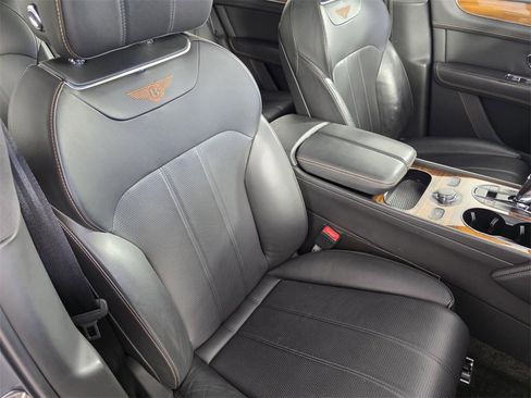 Used 2018 Bentley Bentayga image 32