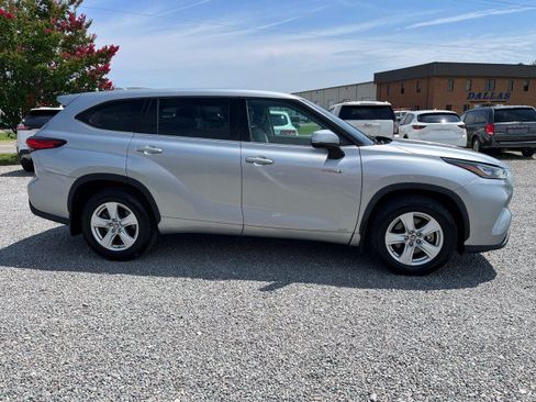 Used 2020 Toyota Highlander LE AWD/4WD image 5