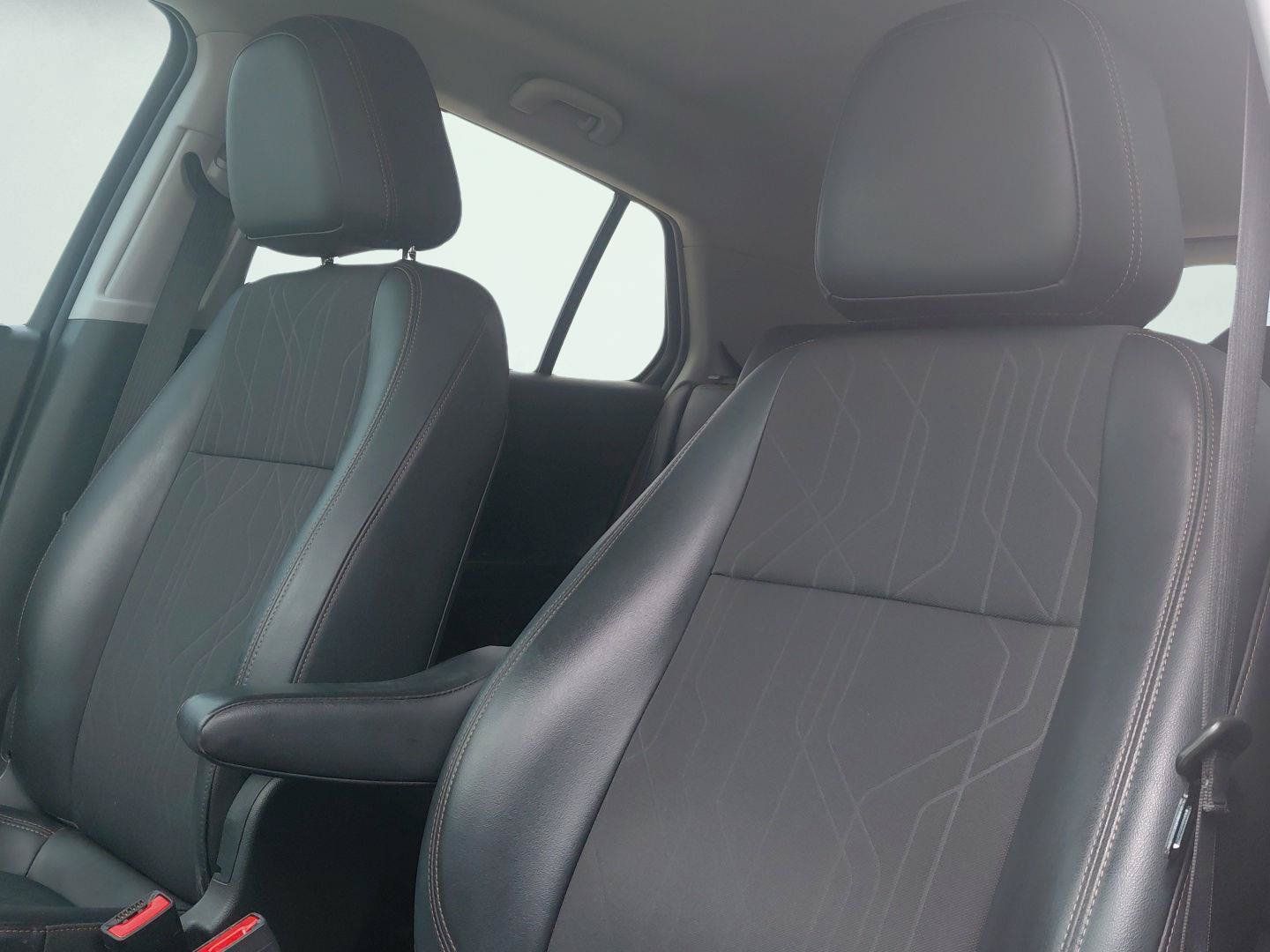 Used 2019 Chevrolet Trax LT w/ LT Convenience Package FWD image 3