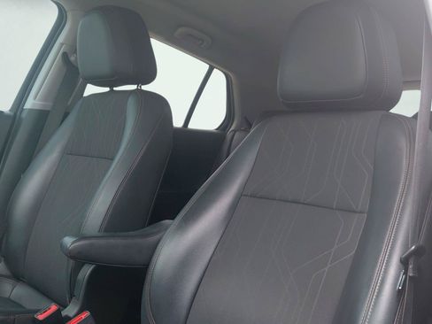 Used 2019 Chevrolet Trax LT w/ LT Convenience Package FWD image 3