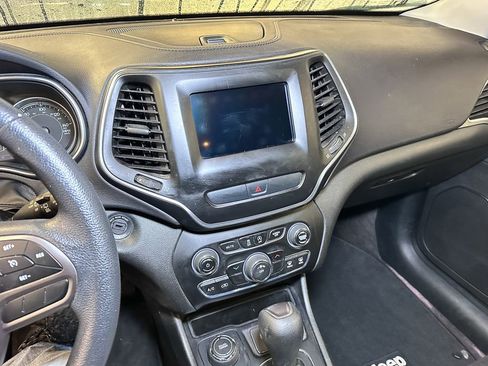 Used 2019 Jeep Cherokee Latitude w/ Popular Appearance Group image 13