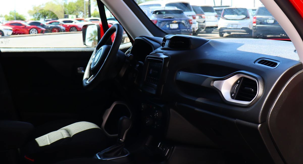 Used 2019 Jeep Renegade Latitude FWD image 31