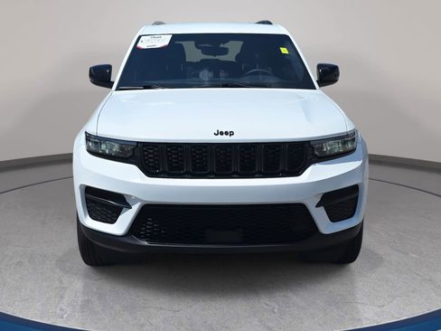 Used 2024 Jeep Grand Cherokee Altitude image 2