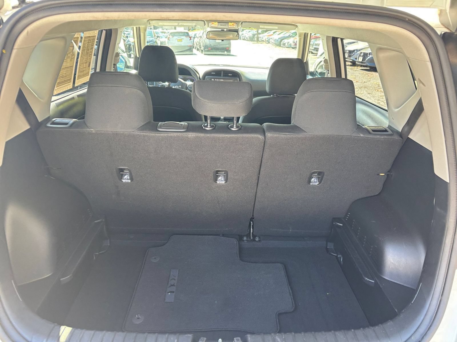 Used 2025 Kia Soul LX w/ LX Technology Package FWD image 25