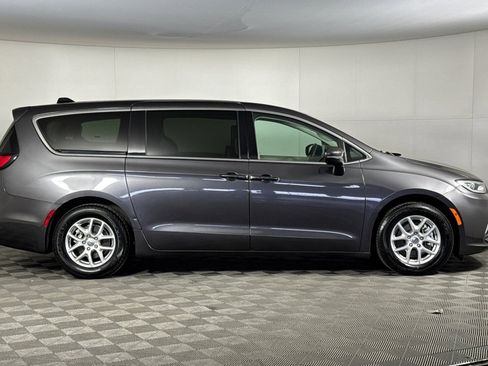 Used 2023 Chrysler Pacifica Touring-L FWD image 2