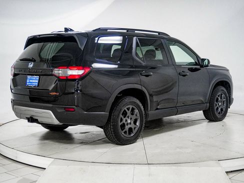 Used 2025 Honda Pilot TrailSport image 12