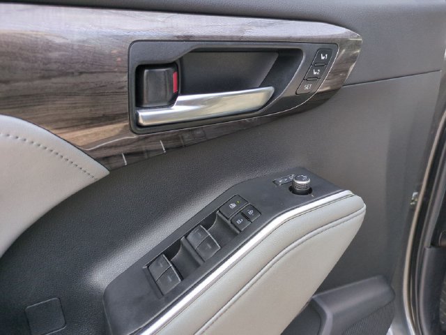 Used 2023 Toyota Highlander Limited FWD image 29