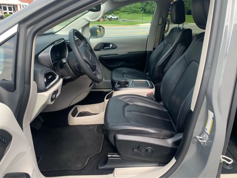 Used 2022 Chrysler Pacifica Touring-L FWD image 11