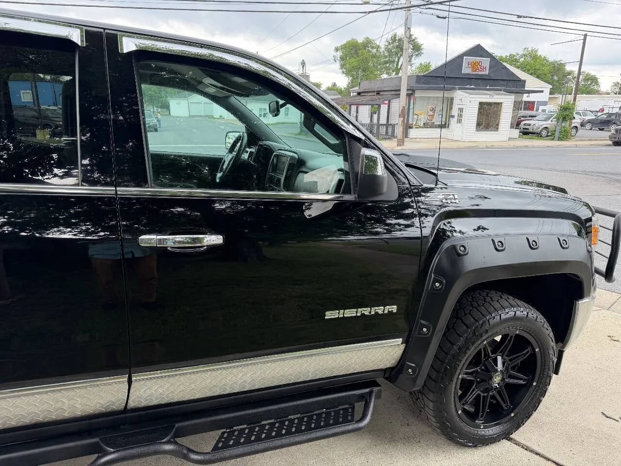 Used 2014 GMC Sierra 1500 SLT w/ SLT Preferred Package AWD/4WD image 9