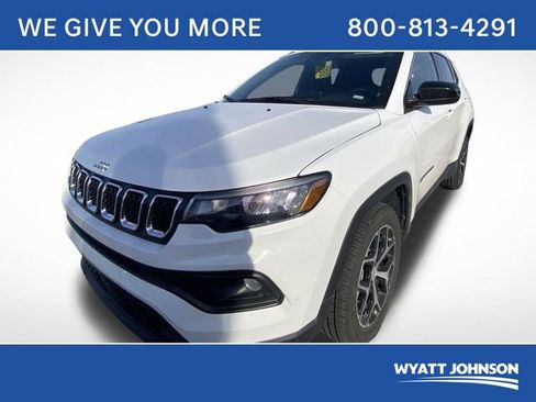 Used 2024 Jeep Compass Latitude image 1