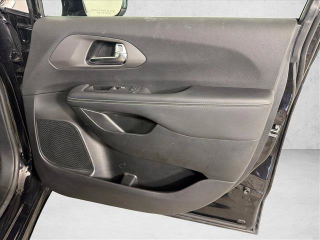 Used 2025 Chrysler Pacifica Select FWD image 14