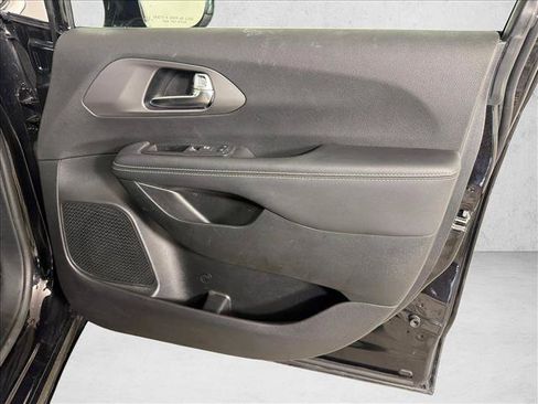 Used 2025 Chrysler Pacifica Select FWD image 14