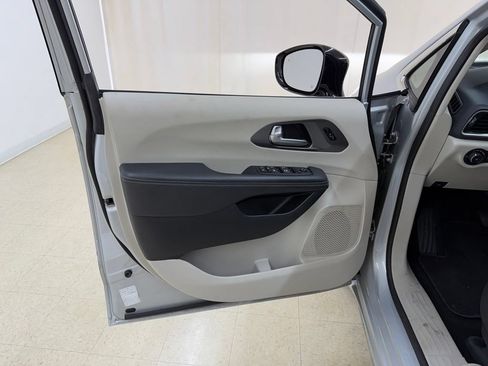 Used 2024 Chrysler Pacifica Touring-L FWD image 18