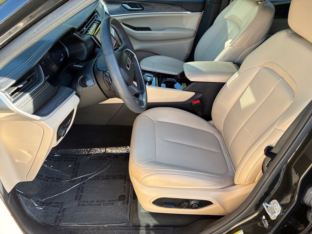 Used 2023 Jeep Grand Cherokee L Limited AWD/4WD image 15
