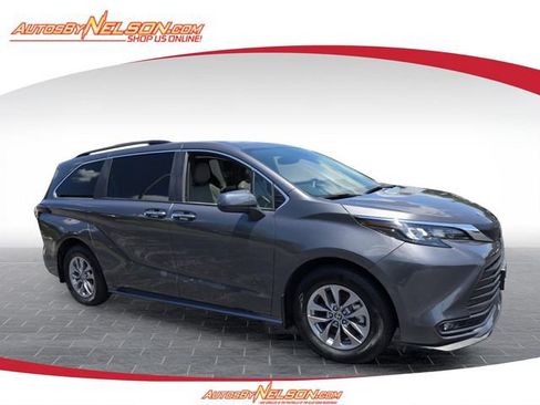 Used 2025 Toyota Sienna XLE FWD image 1