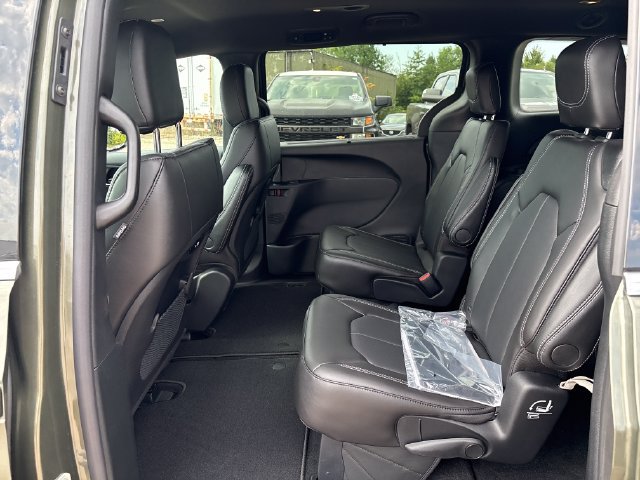 New 2027 Chrysler Pacifica Select AWD/4WD image 19