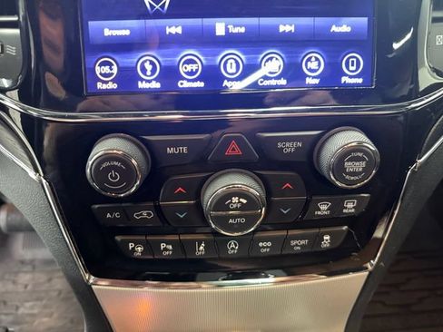 Used 2019 Jeep Grand Cherokee Summit AWD/4WD image 3