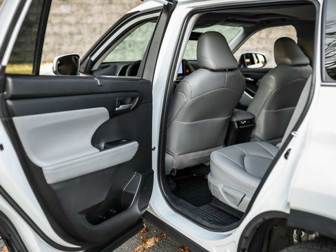 Certified 2023 Toyota Highlander XLE image 29