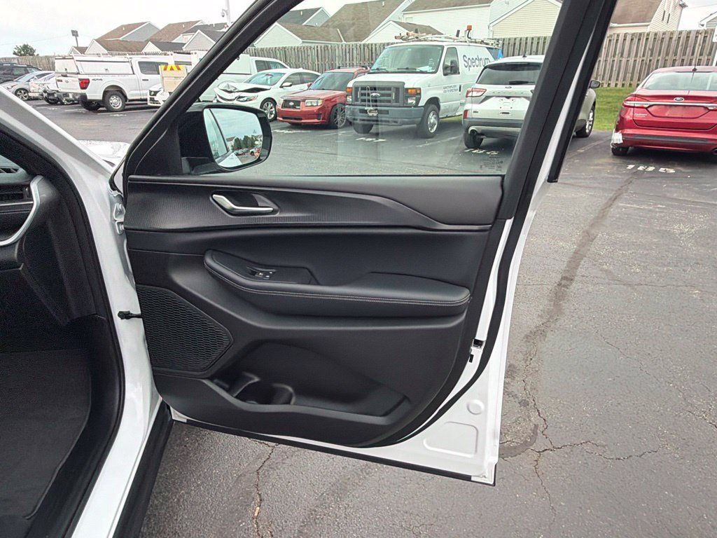 Used 2024 Jeep Grand Cherokee Altitude AWD/4WD image 43