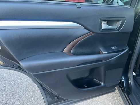 Used 2015 Toyota Highlander XLE image 16