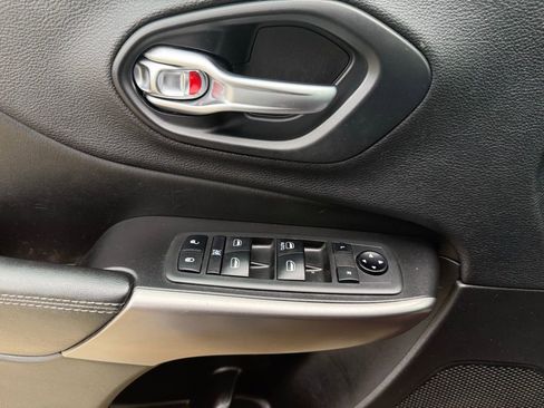 Used 2019 Jeep Cherokee Latitude w/ Popular Appearance Group image 26