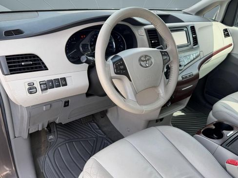 Used 2014 Toyota Sienna XLE FWD image 4