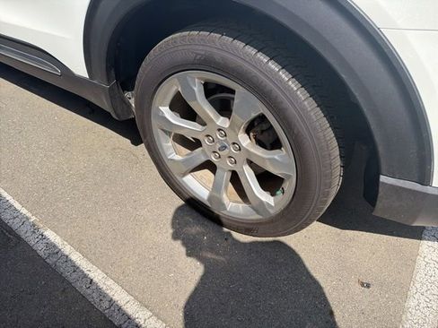 Used 2020 Ford Explorer Platinum w/ Premium Technology Package image 16