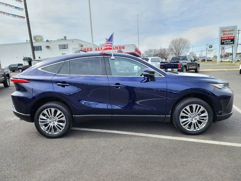 Used 2023 Toyota Venza XLE image 8