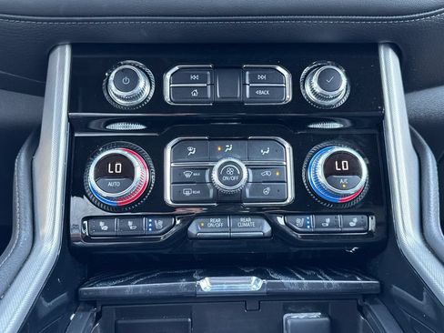 Used 2023 GMC Yukon Denali w/ Advanced Technology Package AWD/4WD image 16