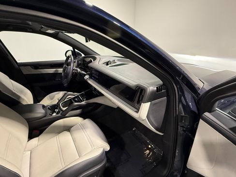 Used 2024 Porsche Cayenne AWD/4WD image 35