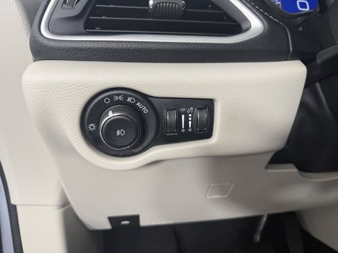 Used 2023 Chrysler Pacifica Touring-L FWD image 22