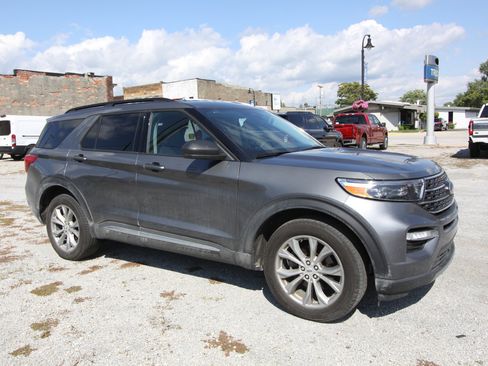 Used 2023 Ford Explorer XLT w/ Equipment Group 202A image 4