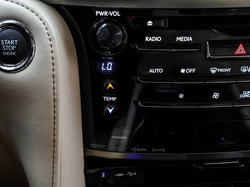 Used 2018 Lexus LX 570 4WD image 30