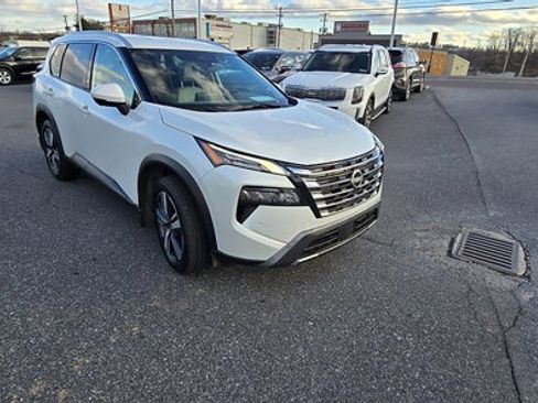 Used 2024 Nissan Rogue SL image 4