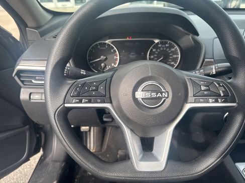 Used 2025 Nissan Altima 2.5 SV FWD image 12