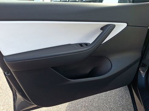 Used 2021 Tesla Model Y Long Range image 12